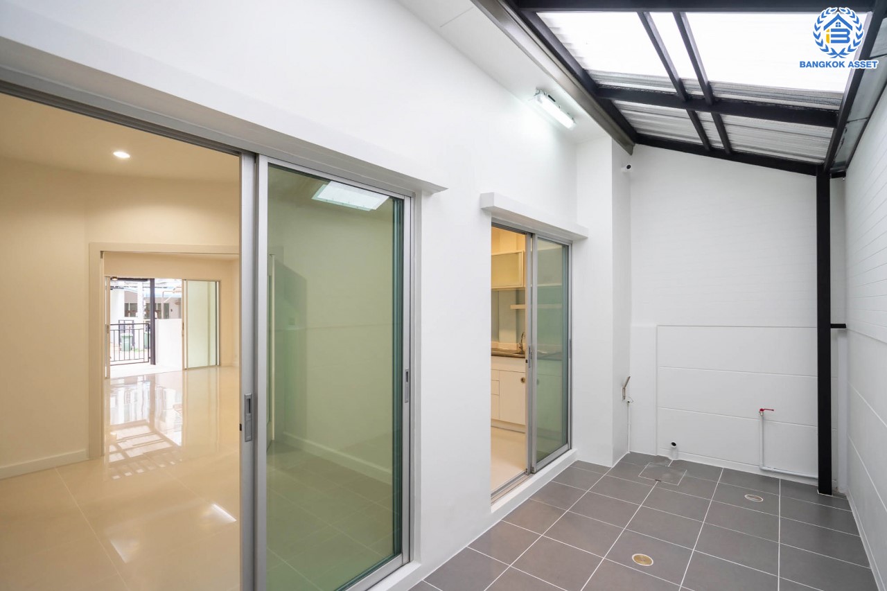 บ้านมือสองตกแต่งใหม่ ม.วิสต้าปาร์ค แจ้งวัฒนะ ทาวน์โฮม 3 ชั้น บนเนื้อที่ 22.8 ตร.ว. ฟังก์ชัน 3 ห้องนอน 3 ห้องน้ำ Master Bedroom เชื่อมต่อ Walk in Closet พร้อม Built-in ตู้เสื้อผ้าดีไซน์เรียบหรู บนทำเลโซนเมือง ใกล้ทางด่วน และเซ็นทรัลแจ้งวัฒนะ และเพียง 10 นาทีถึง รถไฟฟ้า "สถานีศูนย์ราชการนนทบุรี"